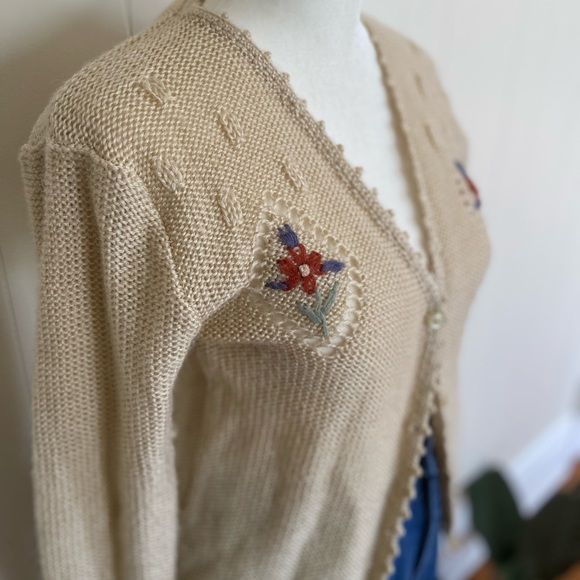 Vintage Beige Knit Cardigan w Flower Detail Small - Picture 4 of 11